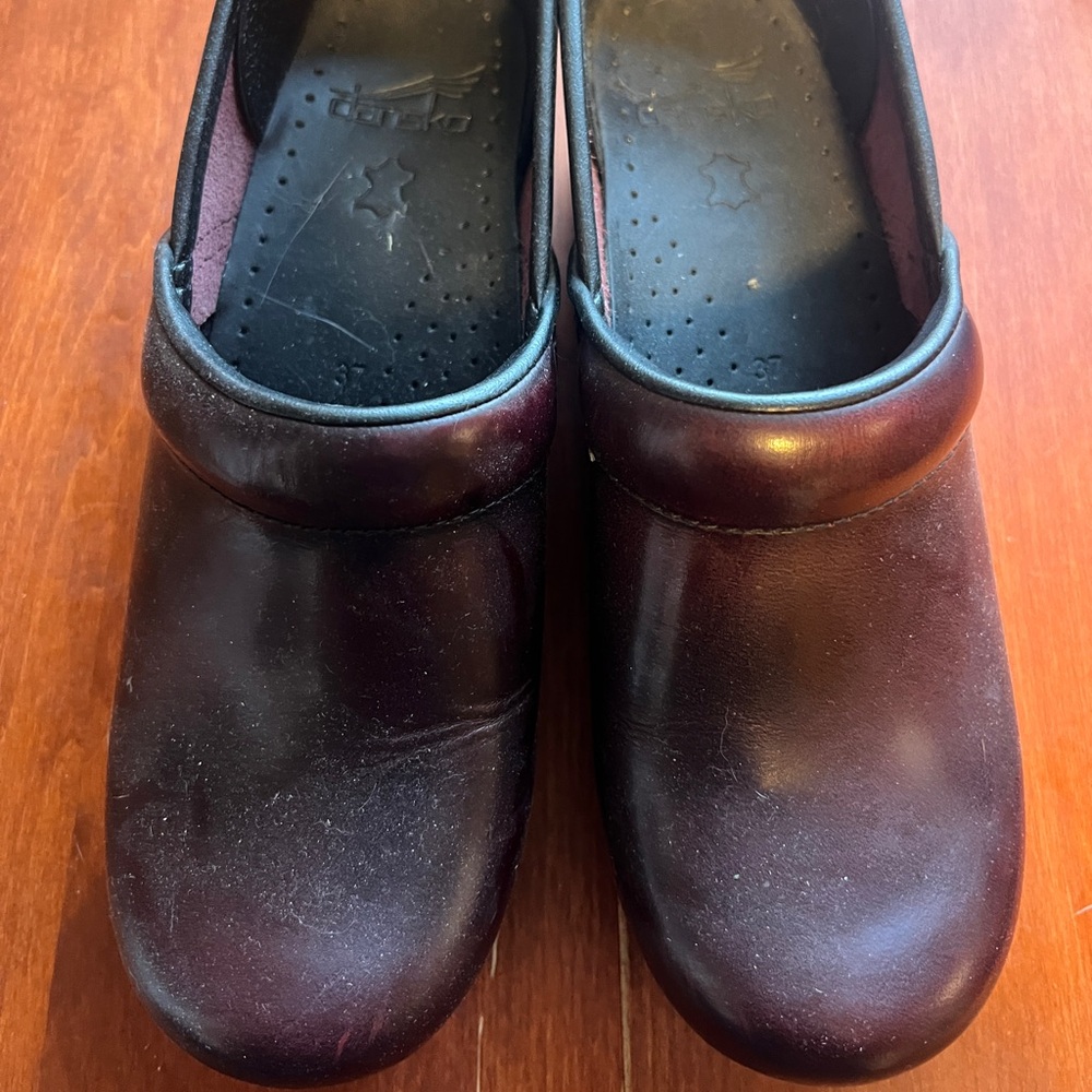 Maroon dansko clogs